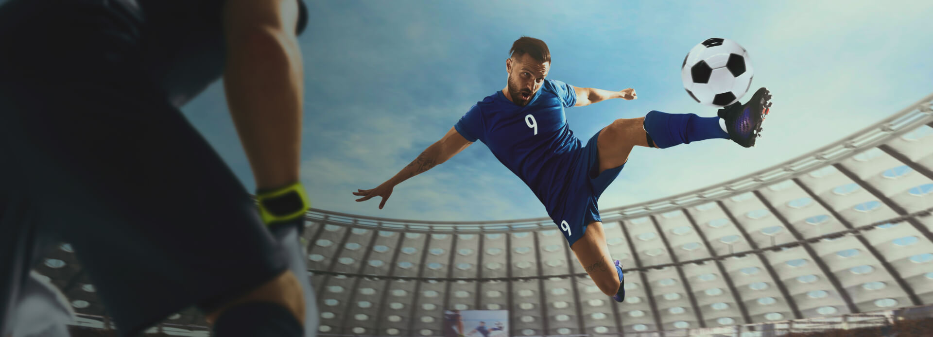 Jogador chutando bola